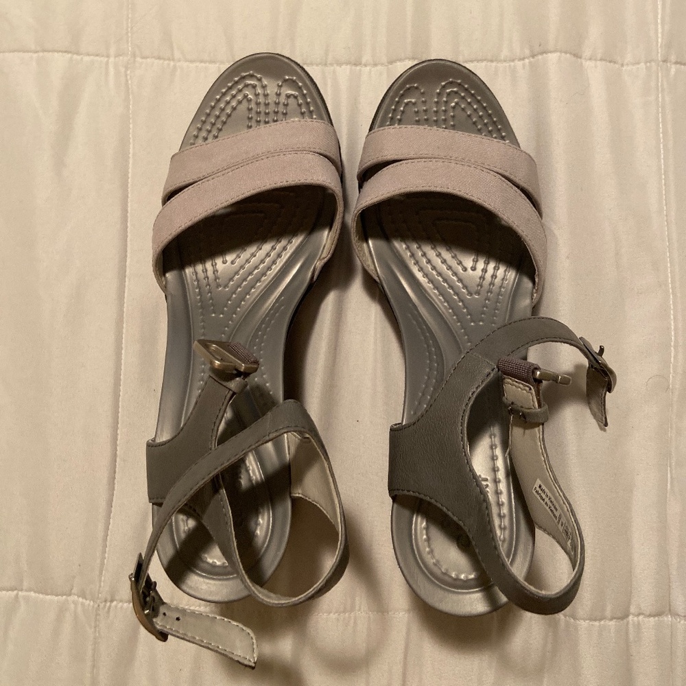 Never worn- Crocs dual comfort wedge